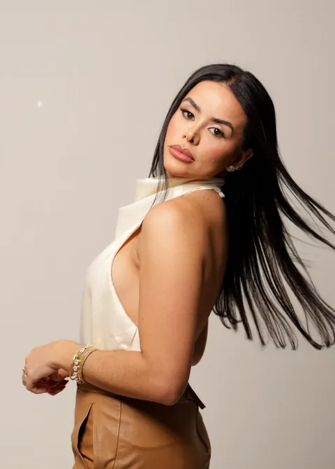 Dra. Ramila Silva de blusa branca, em ensaio de estúdio